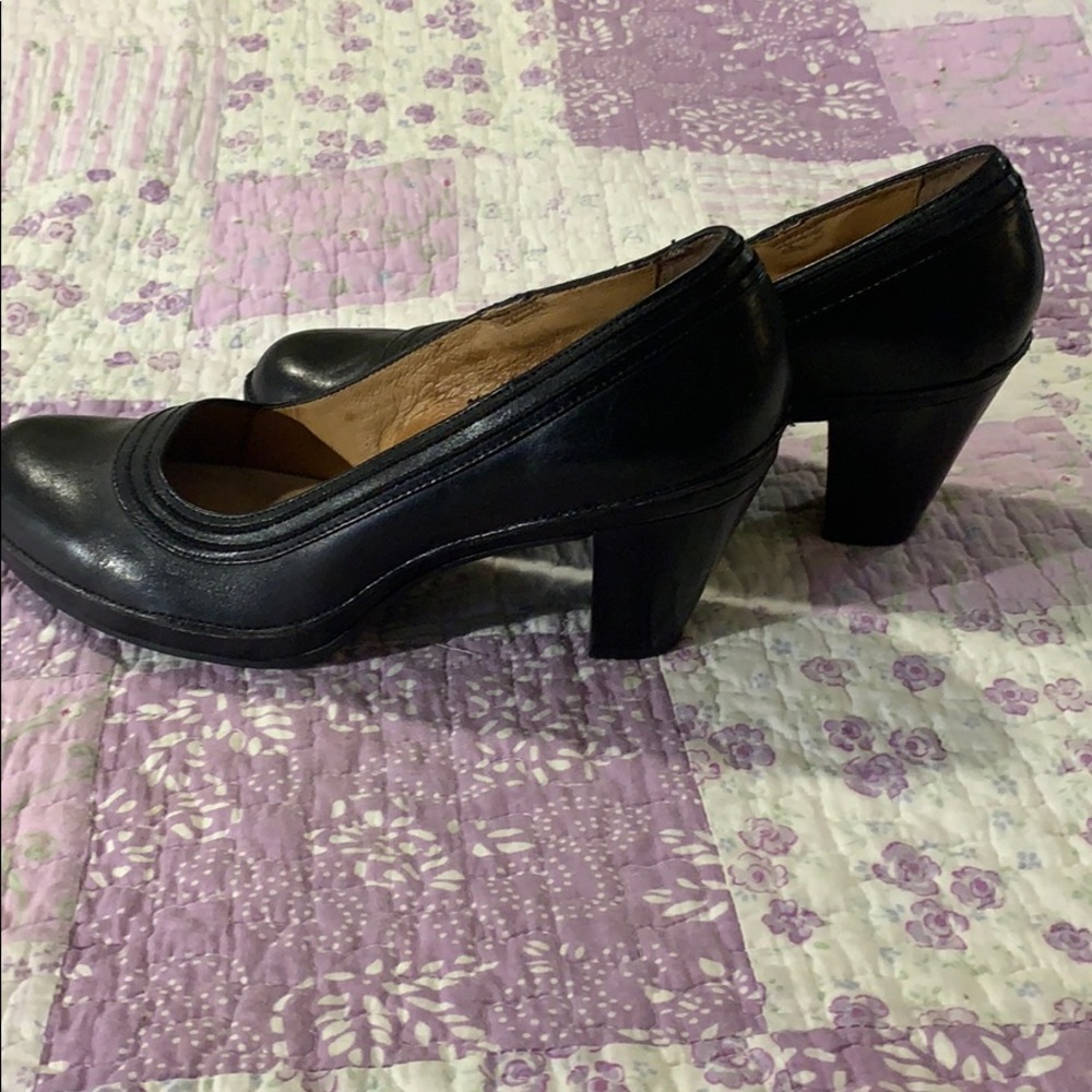 Clarks Artisan black leather pumps